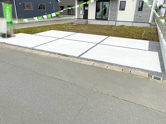 下妻市下妻12期　新築戸建て　3号棟の駐車場|カースペースは3台完備。ゲスト用のスペースも確保できますね♪