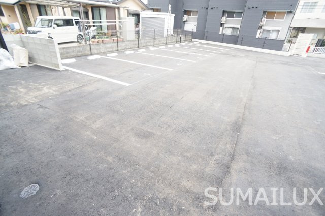 クラウンコート出水の駐車場