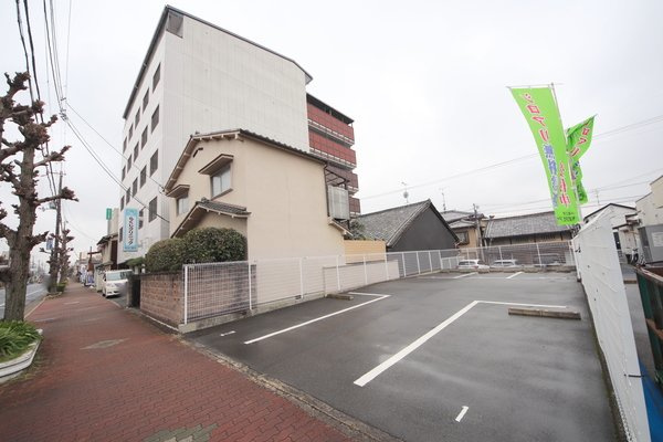 南新町ビルの駐車場