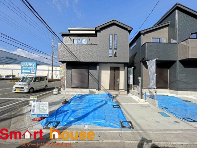 座間市小松原　新築２棟の外観|1号棟
お住まいの前面道路が広いと駐車が楽になり、陽当たりも遮られないので明るく居心地の良いお家になります♪