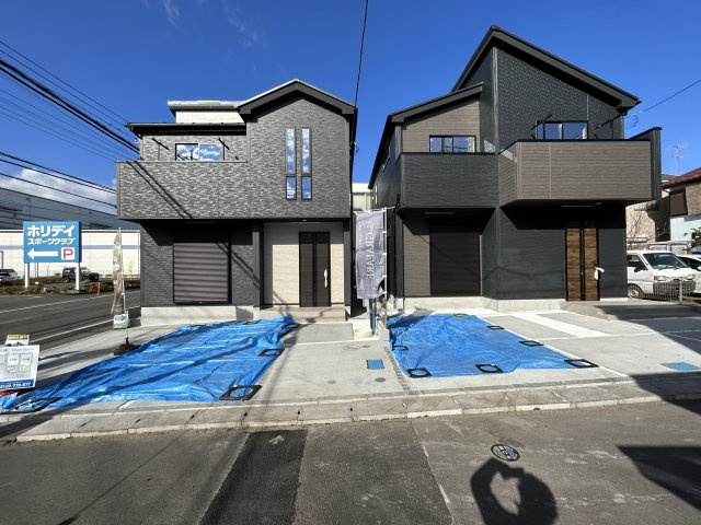 座間市小松原　新築２棟の前面道路含む現地写真|外壁が周囲の街並みと青空に生えるお洒落な仕上がり！周囲には高い建物のないエリア。青い空が大きく感じますね。