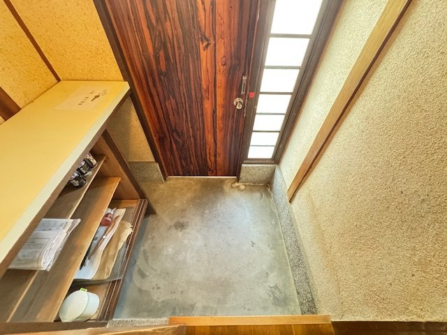 松ヶ丘中町貸家の玄関