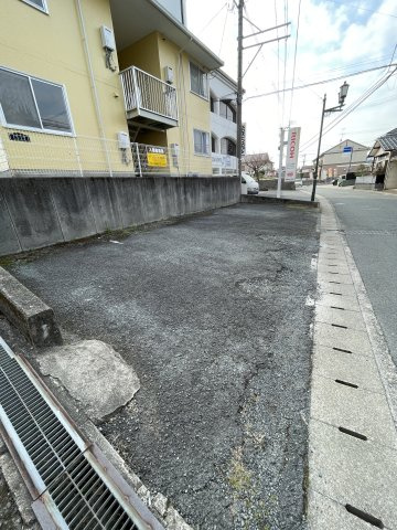 プレジール玉高通りの駐車場