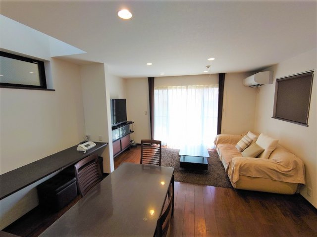 【居間・リビング】 | ご自宅から現地まで、当社スタッフがお車にて、「お迎え・お送り」をしております。ぜひお気軽にお問い合わせくださいませ♪