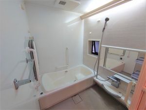 【浴室】 | ご自宅から現地まで、当社スタッフがお車にて、「お迎え・お送り」をしております。ぜひお気軽にお問い合わせくださいませ♪