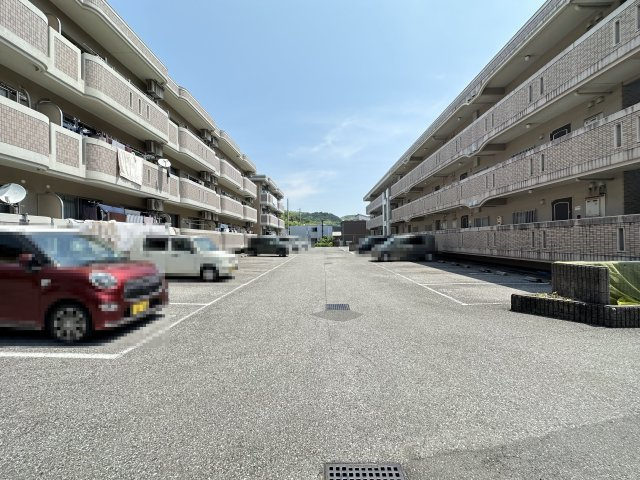 ガーデンハイツ永野Ⅲ A棟の駐車場