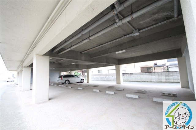 マンション若林の駐車場