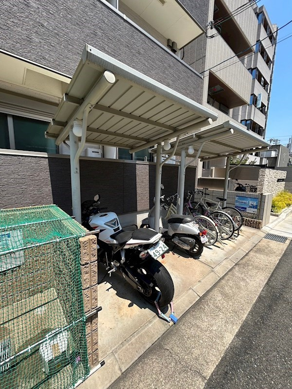 尼崎市西御園町のアパートの駐車場
