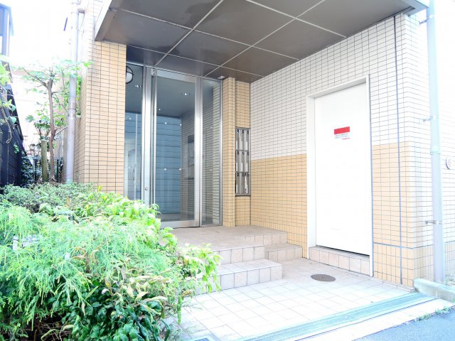 高槻市京口町の賃貸マンションのエントランス