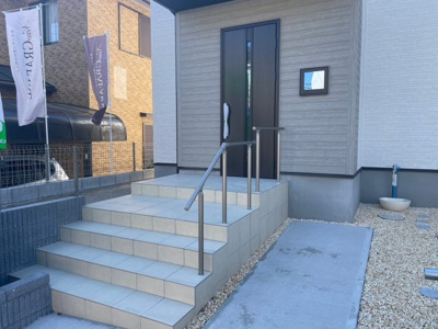 【エントランス】 | 富里市日吉台６期１号棟 | お気軽に０４７６－３７－３８８８までお問合せ下さい。