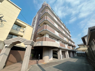 【外観】 | マンションの顔となるエントランスは重厚感漂う装いでお客様をお出迎えします。 