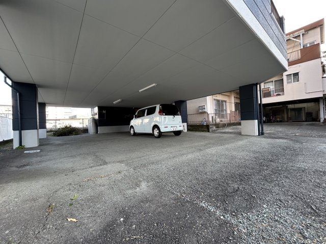 ウガワビルの駐車場