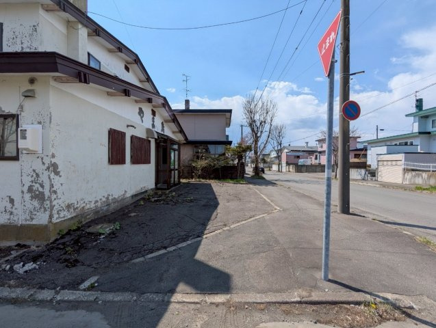 桜ケ岡4丁目売土地（古家付）の前面道路含む現地写真
