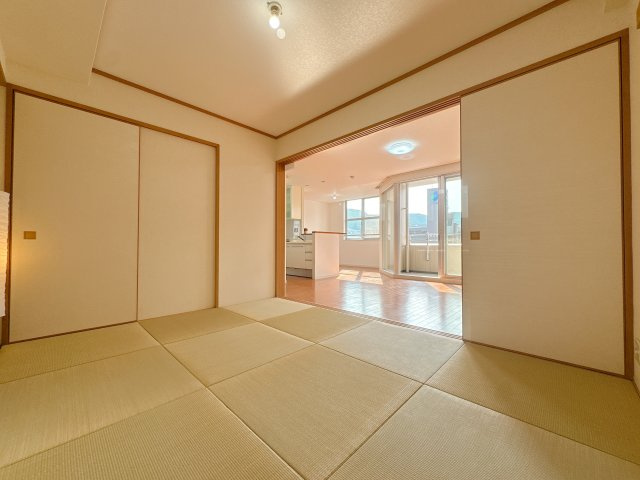 【和室】 | MJR桜坂プレシャス☆仲介手数料無料☆ | リビングから和室を見るときと、和室からリビングを見るときで、見え方違うのは当たり前なんですが、気分も少し変わるんですよ。ぜひ試しにきてください♪