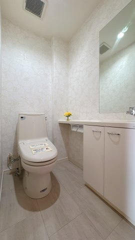 【トイレ】 | MJR桜坂プレシャス☆仲介手数料無料☆ | 手洗い一体型のトイレは節水効果があり、環境にもお財布にも優しい人気のタイプです。もちろんウォシュレット機能も完備しています。