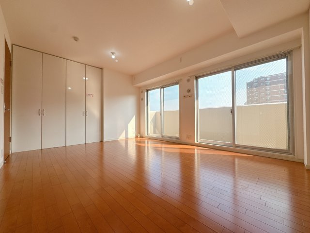 【洋室】 | MJR桜坂プレシャス☆仲介手数料無料☆ | ふとのぞく、窓からの景色にホッとする。窓はときに、いろんな表情をみせます。