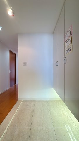 【玄関】 | MJR桜坂プレシャス☆仲介手数料無料☆ | 玄関は光沢のある床材で、汚れもとても落としやすい。こういうちょっとした気遣いが長く住むと効いてくるんです。