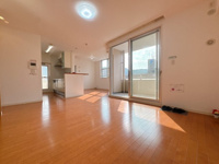 【居間・リビング】 | MJR桜坂プレシャス☆仲介手数料無料☆ | ゆっくりくつろげるLDKは大きな窓からたっぷりの日差しが取り込める心地の良い空間。日中は明かりが無くても過ごせます。