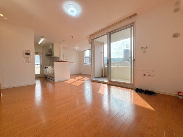 【居間・リビング】 | MJR桜坂プレシャス☆仲介手数料無料☆ | ゆっくりくつろげるLDKは大きな窓からたっぷりの日差しが取り込める心地の良い空間。日中は明かりが無くても過ごせます。