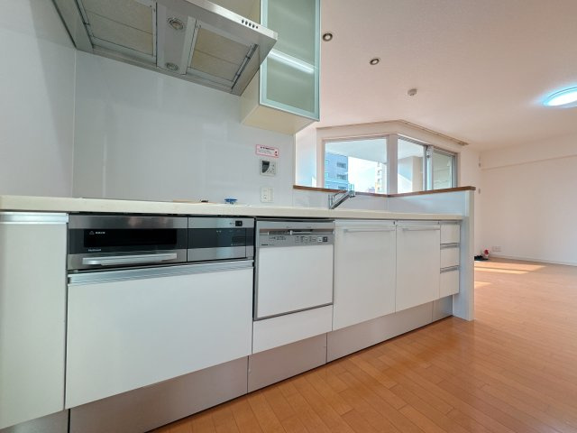 【キッチン】 | MJR桜坂プレシャス☆仲介手数料無料☆ | 思い切ってリフォームするのも手ですね。選択肢は無限に♪