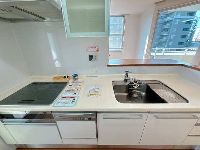 【キッチン】 | MJR桜坂プレシャス☆仲介手数料無料☆ | キッチンに窓。戸建てだと珍しくはないですが、マンションには案外少ないんです。ただ、朝ご飯作る手元を朝日が優しく照らすっていう雰囲気は、結構代えがたいものがありますよ(＾＾)♪