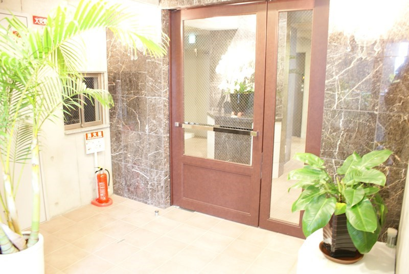 レジュールアッシュ谷町のエントランス