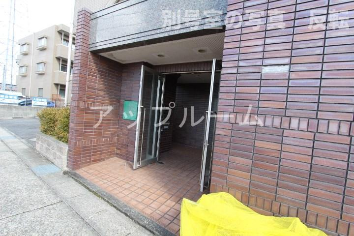 レージュ至来のエントランス