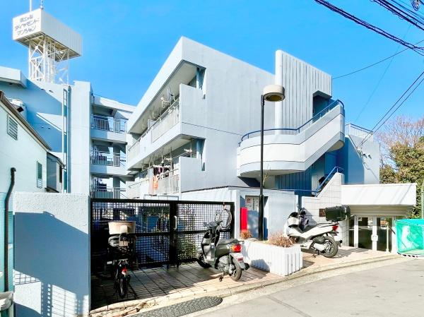 横浜市保土ケ谷区法泉２丁目の中古マンションの外観|周辺は落ち着いた街並み。
是非一度、現地へお越しください。
ご自宅まで送迎も可能です