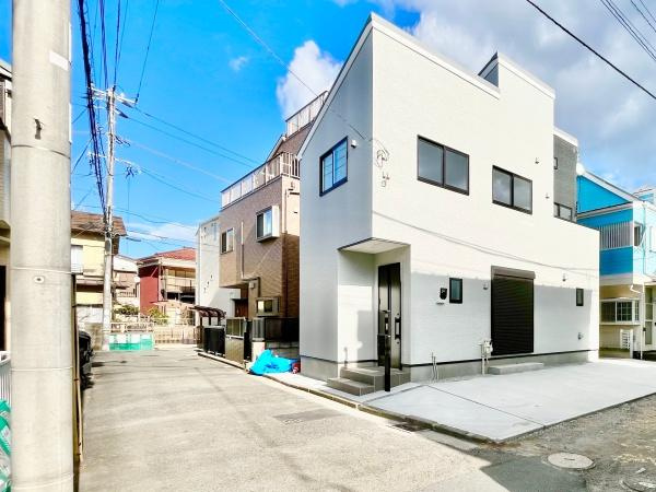 横浜市金沢区寺前２丁目の新築一戸建の前面道路含む現地写真|落ち着いた街並みになります。
是非一度、現地へお越しください。 
ご自宅までの送迎もいたします