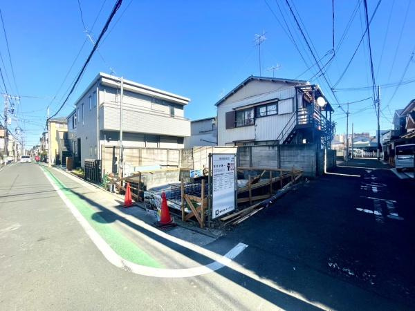 横浜市南区中里１丁目の新築一戸建の前面道路含む現地写真|広々とした前面道路！
駐車も楽に行えます。