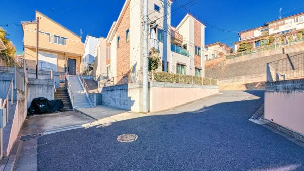 横浜市緑区西八朔町の中古一戸建の前面道路含む現地写真|落ち着いた街並みになります。
是非一度、現地へお越しください。 
ご自宅までの送迎もいたします