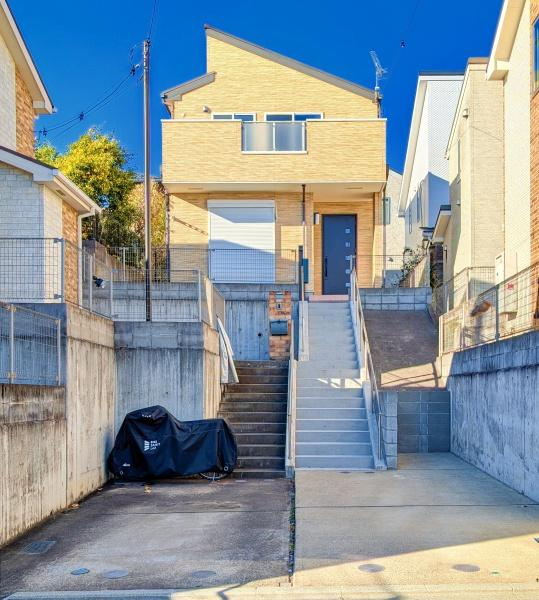 横浜市緑区西八朔町の中古一戸建の外観|周辺は落ち着いた街並み。
是非一度、現地へお越しください。
