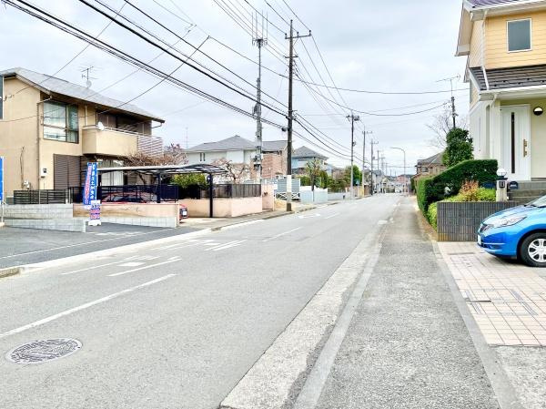 横浜市青葉区荏田西３丁目の新築一戸建の前面道路含む現地写真|広々とした前面道路！
駐車も楽に行えます。