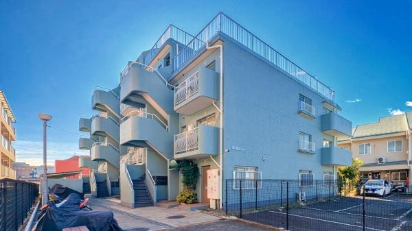 横浜市港北区鳥山町の中古マンションの外観|周辺は落ち着いた街並み。
是非一度、現地へお越しください。
ご自宅まで送迎も可能です