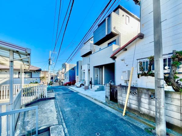 横浜市港南区港南１丁目の新築一戸建の前面道路含む現地写真|落ち着いた街並みになります。
是非一度、現地へお越しください。 
ご自宅までの送迎もいたします