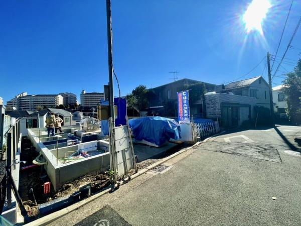 横浜市緑区十日市場町の新築一戸建の前面道路含む現地写真|車通りが少ない為、小さなお子様にも安心です。
是非一度、現地へ起こしください。

