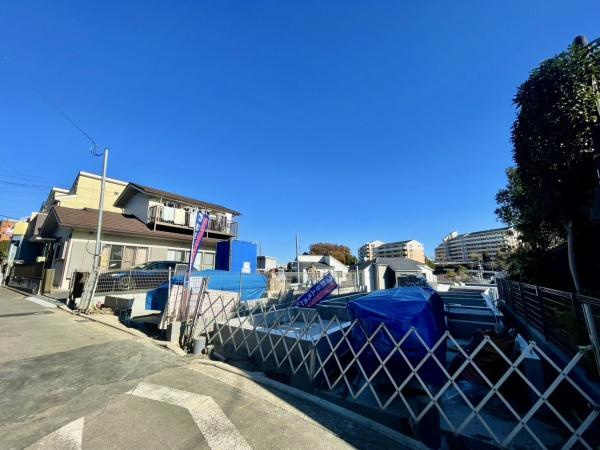 横浜市緑区十日市場町の新築一戸建の前面道路含む現地写真|同仕様物件のご案内をさせて頂きます。
お車でご自宅まで送迎承ります。