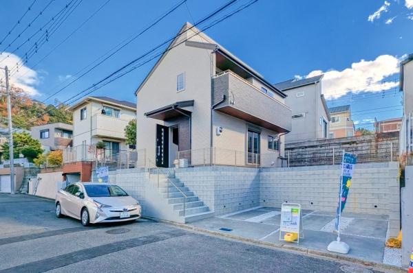 横浜市金沢区西柴２丁目の新築一戸建の外観|堂々と完成しました！いつでもご案内可能です！
お車でご自宅まで送迎承ります。