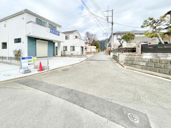 横浜市泉区新橋町の新築一戸建の前面道路含む現地写真|広々とした前面道路！
駐車も楽に行えます。