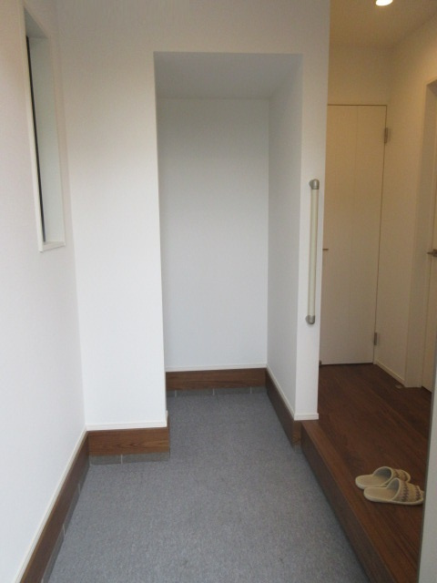 【仲介手数料無料】新築後未入居戸建　東松山市小松原町21-10（全2棟）の玄関