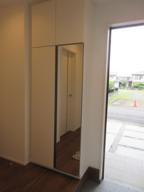 【仲介手数料無料】新築後未入居戸建　東松山市小松原町21-10（全2棟）の玄関