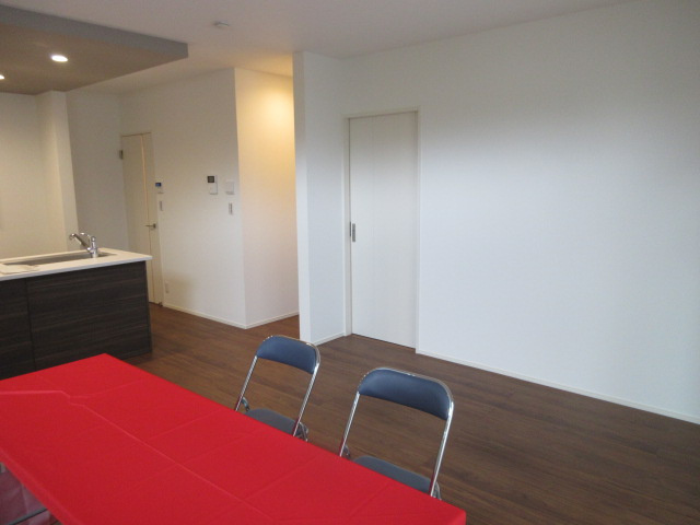 【仲介手数料無料】新築後未入居戸建　東松山市小松原町21-10（全2棟）の居間・リビング