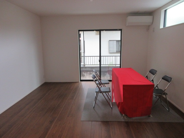 【仲介手数料無料】新築後未入居戸建　東松山市小松原町21-10（全2棟）の居間・リビング