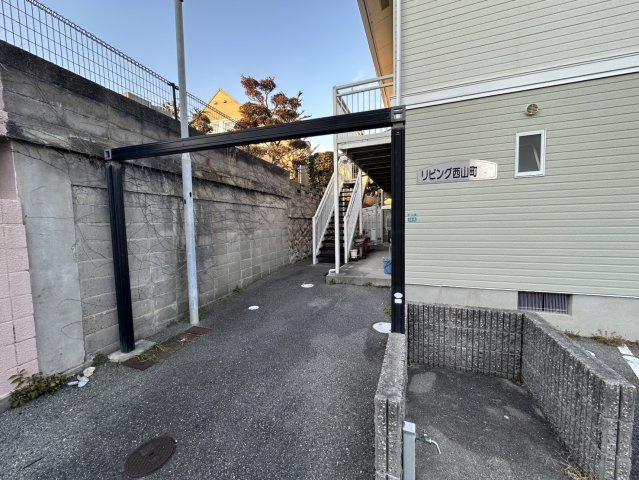 リビング西山町のエントランス