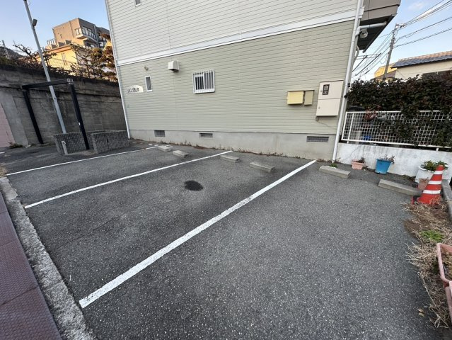 リビング西山町の駐車場