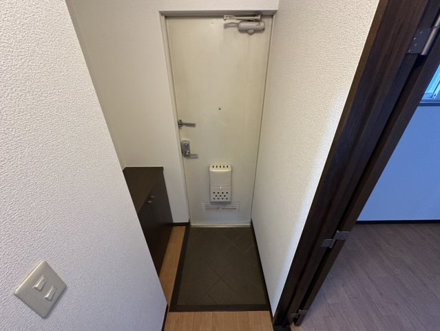 リビング西山町の玄関