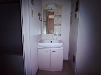 【洗面所】 | 脱衣スペースもあります