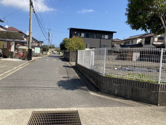 西条市北条1228-9.1228-10　土地の前面道路含む現地写真