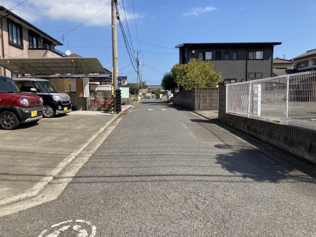 西条市北条1228-9.1228-10　土地の前面道路含む現地写真