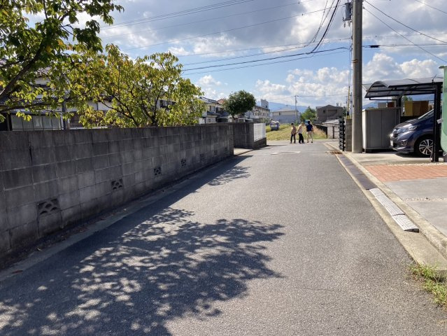 西条市北条1228-9.1228-10　土地の前面道路含む現地写真